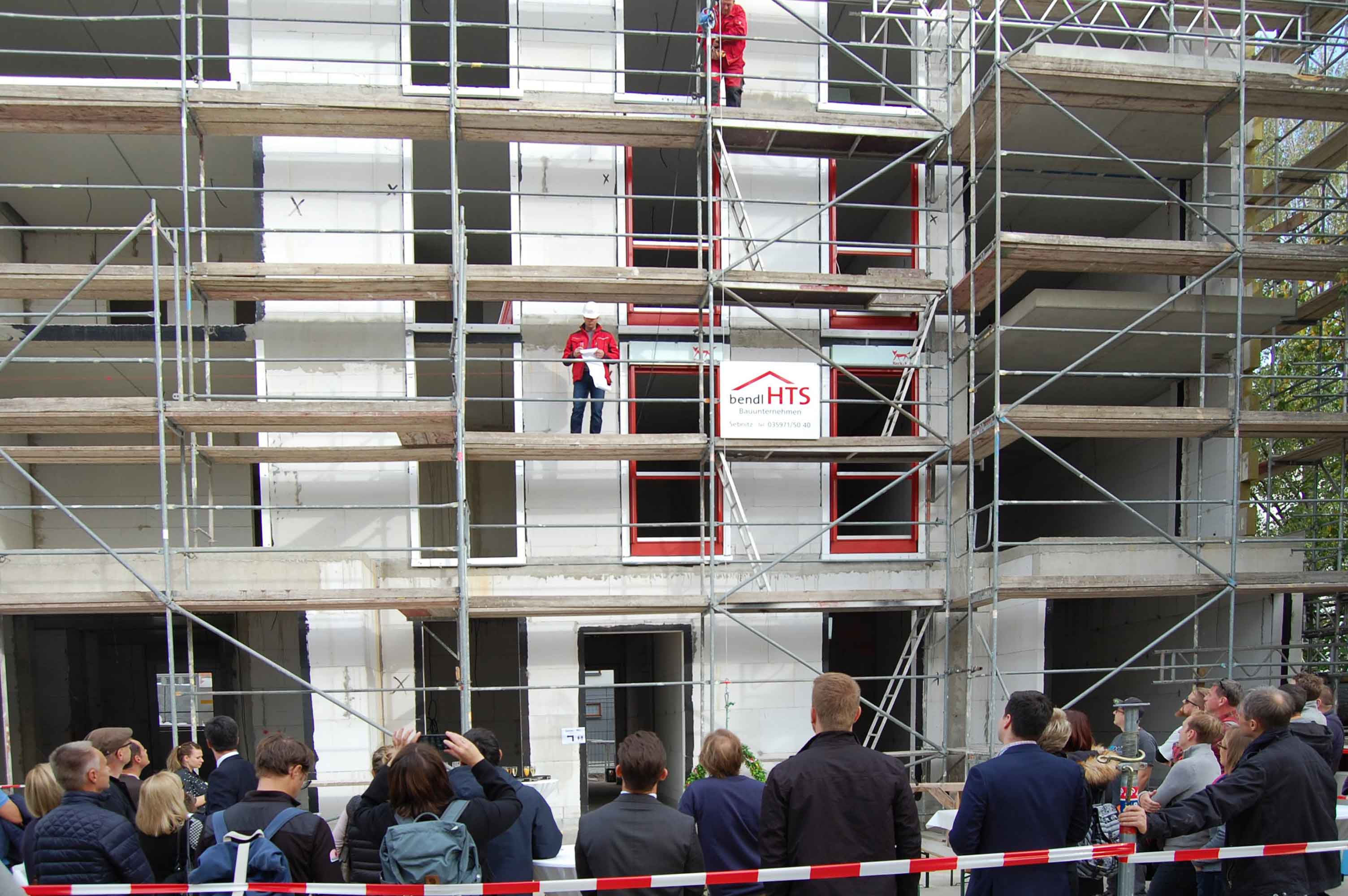 MBR Architekten Bauprojekt mit Bauherren und Gästen beim Richtfest